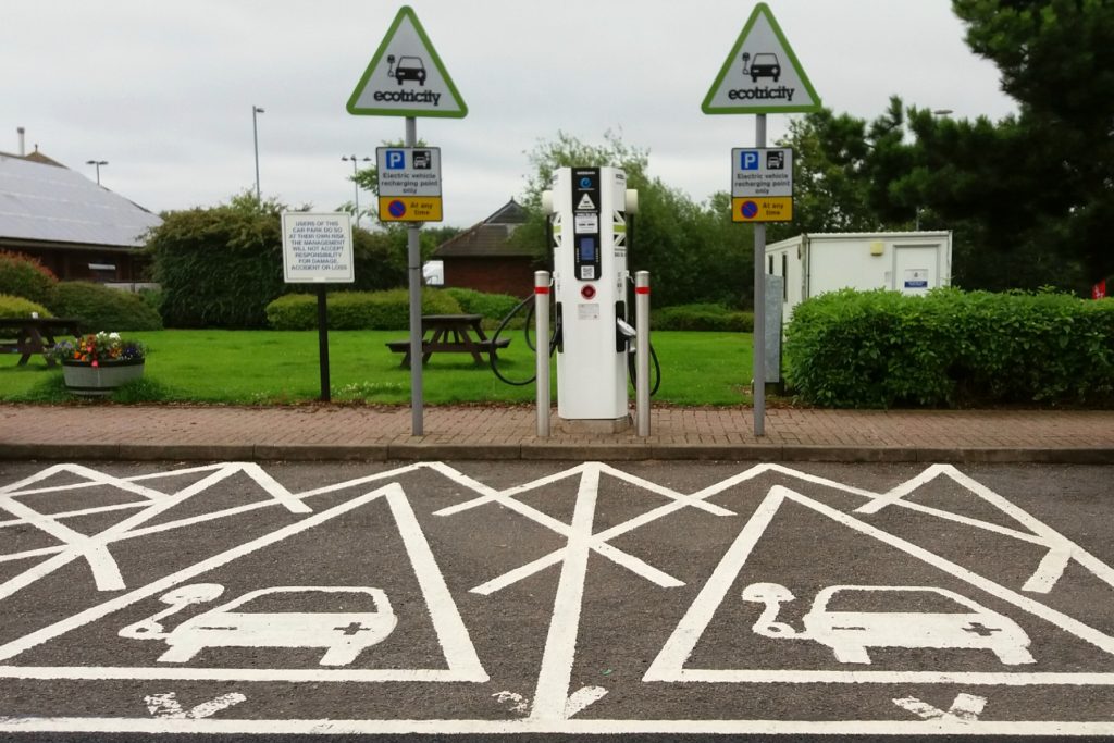 Bornes de recharge pour voitures électriques - services autoroutiers