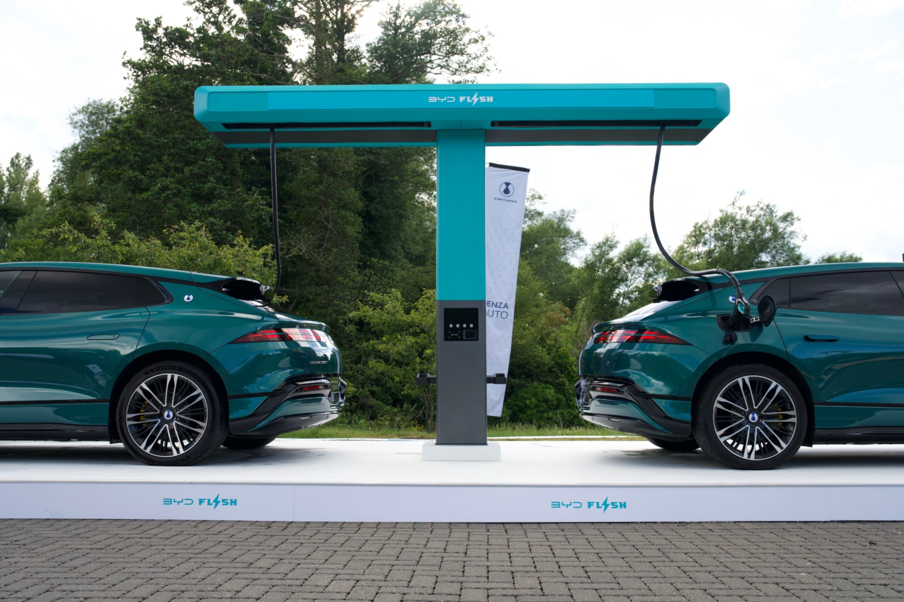 Flash-charding demonstration at BYD's UK HQ using Denza GT EVs